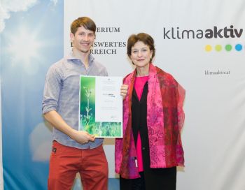 Mathias Wirl mit Dr. Martina Schuster (BMLFUW) bei der Zertifikatsübergabe
