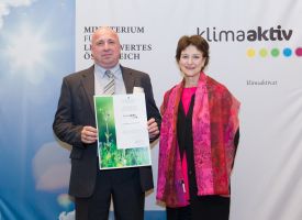 Christian Frömmel mit Dr. Martina Schuster (BMLFUW) bei der Zertifikatsübergabe